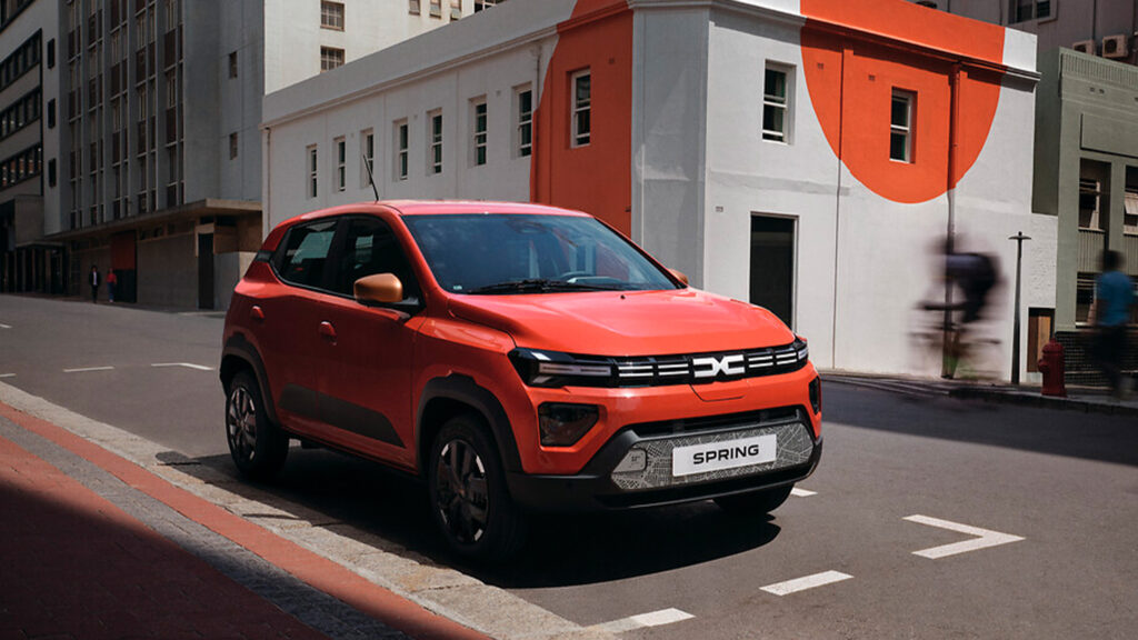 Dacia Spring eléctrico naranja en la ciudad