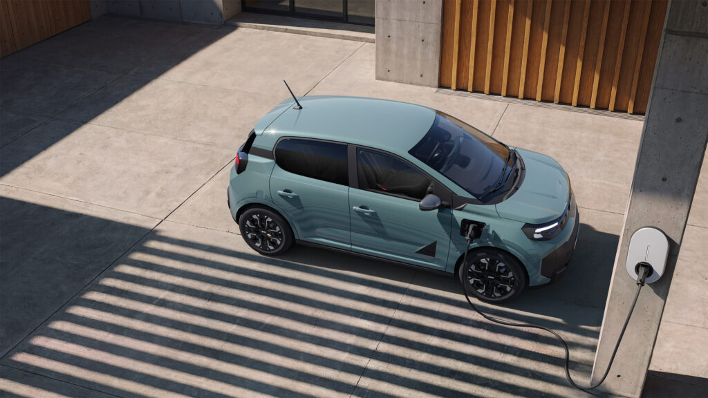 Dacia Spring eléctrico cargando en un punto de recarga doméstico