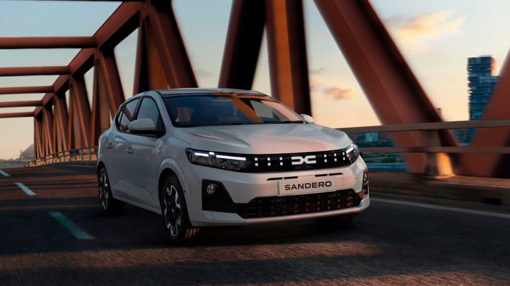 Dacia Sandero blanco, vista delantera tres cuartos
