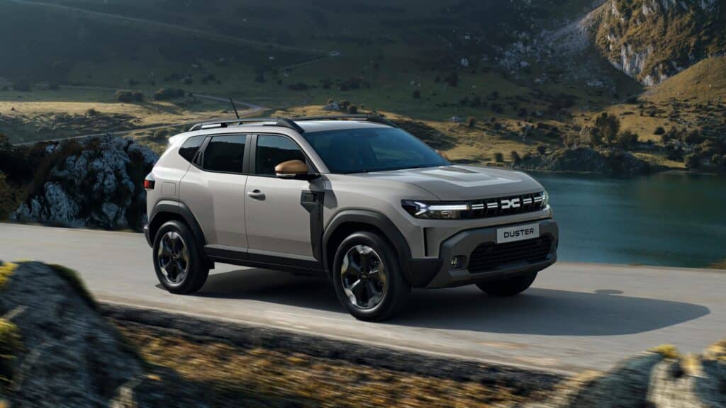 Dacia Duster gris en carretera de montaña