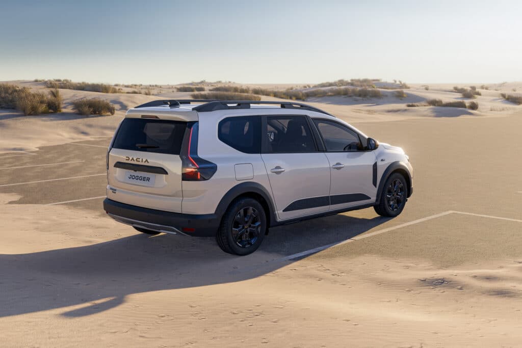 Dacia Jogger blanco de 7 plazas, vista trasera tres cuartos