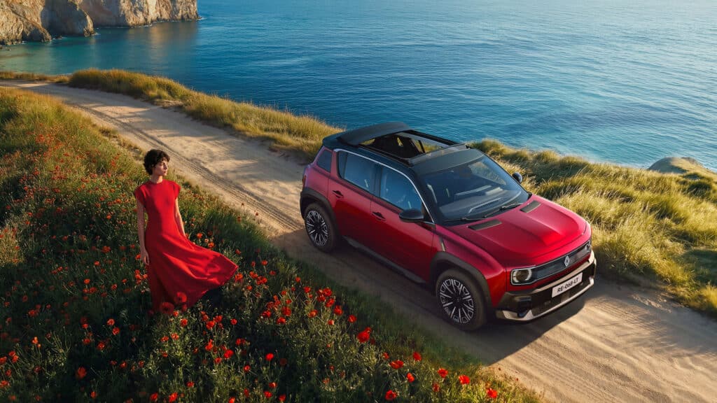 Renault 4 E-Tech eléctrico rojo junto al mar