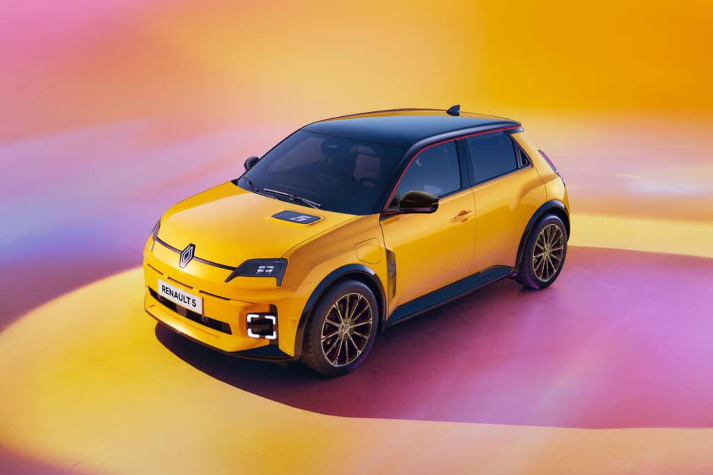 Renault 5 E-Tech eléctrico amarillo, vista delantera tres cuartos