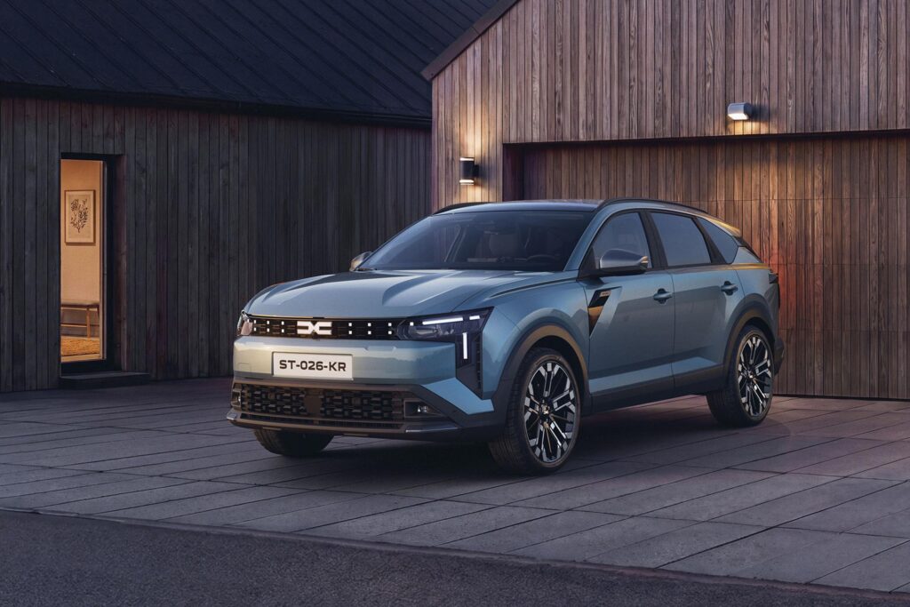 Nuevo Dacia Striker azul, vista delantera tres cuartos
